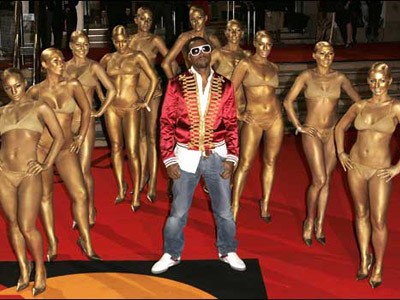 Kanye West Kanye West in mezzo alle modelle