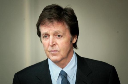 primo piano del bassista dei beatles paul mc cartney