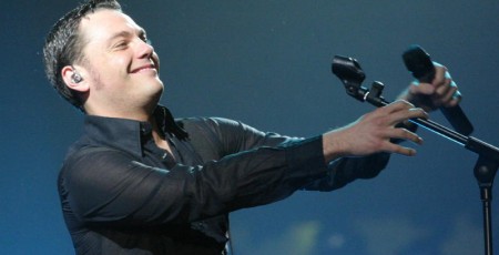 tiziano ferro con in mano il microfono